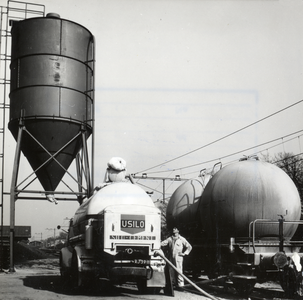 169553 Afbeelding van het overladen van cement van een silowagen van de N.S. naar een vrachtauto van Usilo op de laad- ...
